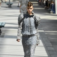 Koleksi-koleksi terbaru Chanel Haute Couture Fall/Winter 2018 dipamerkan dalam peragaan busana bertema High Profile di Paris, Prancis. Selasa 3/7/2018. [Foto: Pascal Le Segretain/Getty Images]