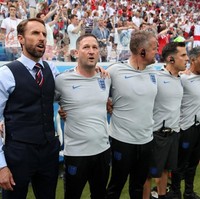 Menariknya, Gareth Southgate selalu memakai atasan berwarna sama dari satu pertanding ke pertandingan lainnya. Biru muda untuk kemeja, sementara rompinya bewarna biru dongker. (Foto: Getty Images)