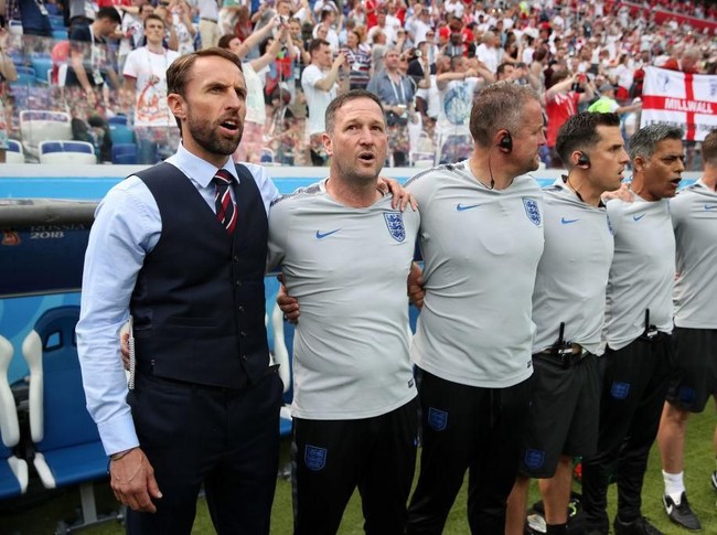 Menariknya, Gareth Southgate selalu memakai atasan berwarna sama dari satu pertanding ke pertandingan lainnya. Biru muda untuk kemeja, sementara rompinya bewarna biru dongker. (Foto: Getty Images)
