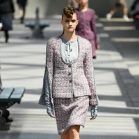 Koleksi-koleksi terbaru Chanel Haute Couture Fall/Winter 2018 dipamerkan dalam peragaan busana bertema High Profile di Paris, Prancis. Selasa 3/7/2018. [Foto: Pascal Le Segretain/Getty Images]