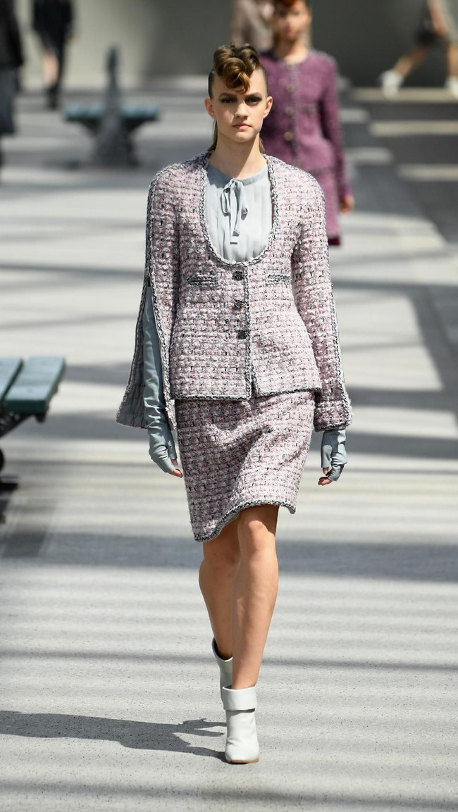 Koleksi-koleksi terbaru Chanel Haute Couture Fall/Winter 2018 dipamerkan dalam peragaan busana bertema High Profile di Paris, Prancis. Selasa 3/7/2018. [Foto: Pascal Le Segretain/Getty Images]
