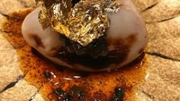 Ia sering berwisata kuliner di beberapa negara. Kebanyakan ia melahap hidangan mewah. Salah satunya menu di restoran Ishigaki Yoshida, Jepang ini. Bertopping emas dan black caviar. Foto: Instagram linguling