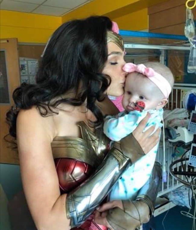 Kedatangan Gal Gadot untuk menghibur para pasien anak dengan penyakit kronis. (Foto: Twitter/@WonderWomanHQ)