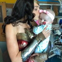 Kedatangan Gal Gadot untuk menghibur para pasien anak dengan penyakit kronis. (Foto: Twitter/@WonderWomanHQ)