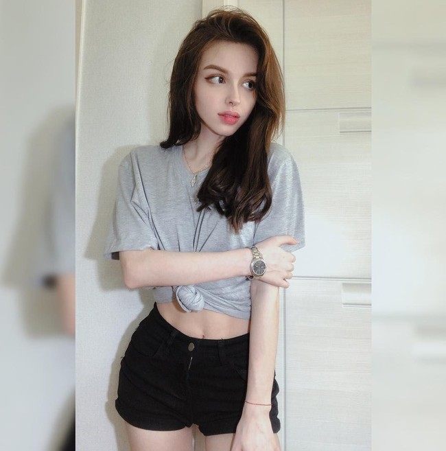 Model yang memiliki tinggi 163 sentimeter ini memiliki 200 ribu lebih sudzcriber di chanel YouTubenya.Foto: Instagram @elina_4_22