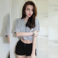 Model yang memiliki tinggi 163 sentimeter ini memiliki 200 ribu lebih sudzcriber di chanel YouTubenya.Foto: Instagram @elina_4_22