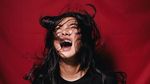 5 Ekspresi Isyana Sarasvati Sambut Winter Song