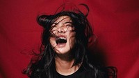 Pertama adalah amarah yang diakui Isyana Sarasvati tak pernah luput dari dirinya. Foto: Instagram Isyana Sarasvati