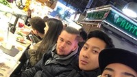Ditengah dinginnya udara di Barcelona, Darma dan kedua temannya asyik makan buah-buahan segar di pasar makanan yang berada di sana.Foto: Instagram @darmamh - Istimewa