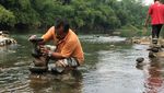 Foto: Serunya Rock Balancing di Sungai Citanduy Ciamis