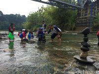 Warga asyik melakukan Rock Balancing (Dadang Hermansyah/detikTravel)
