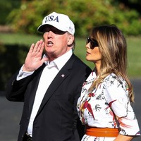 Berlatar putih, motif burung beo hadir dengan warna-warna mencolok sehingga menciptakan sentuhan akhir yang jenaka. Namun, gaya elegan Melania tetap terjaga berkat siluet A gaun. (Foto: Getty Images)