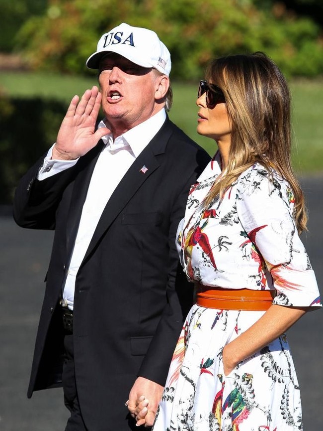 Berlatar putih, motif burung beo hadir dengan warna-warna mencolok sehingga menciptakan sentuhan akhir yang jenaka. Namun, gaya elegan Melania tetap terjaga berkat siluet A gaun. (Foto: Getty Images)