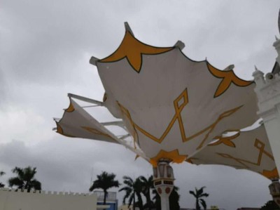 Akibat Cuaca, Payung Masjid Baiturrahman Aceh Sobek Akibat Cuaca, Payung Masjid Baiturrahman Aceh Sobek