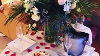 Surprise ini diberikan untuk istri tercintanya. Sebuah cake vanila disajikan di atas meja yang berhiaskan kelopak bunga mawar. Foto: instagram @ivanrakitic
