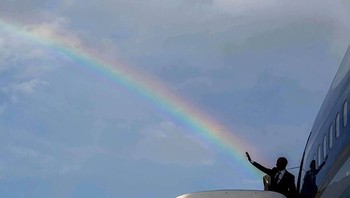 Berkat ilmu kanuragan menghasilkan pelangi. Foto: Brightside