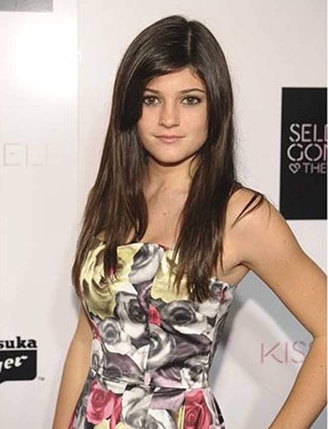 Sosok Kylie Jenner begitu fenomenal karena perubahan bibirnya. Bungsu Kardashian - Jenner itu melakukan filler bibir di usia yang begitu muda. Awalnya bibir Kylie Jenner berbentuk tipis.  Foto: Getty Images