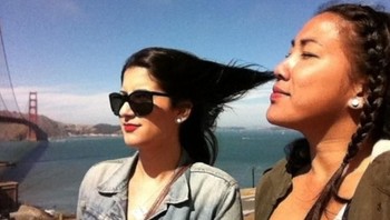 Sruput dulu...rambutnya. Foto: Brightside