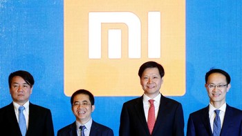 Pendiri Xiaomi, Lei Jun, berdiri nomor dua dari kanan, saat akan meresmikan resminya Xiaomi melantai di bursa saham Hong Kong. Foto: Reuters