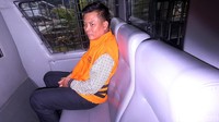 Muslim Simbolon memasuki mobil tahanan KPK. Dia akan ditahan rutan cabang KPK di Pomdam Jaya Guntur.