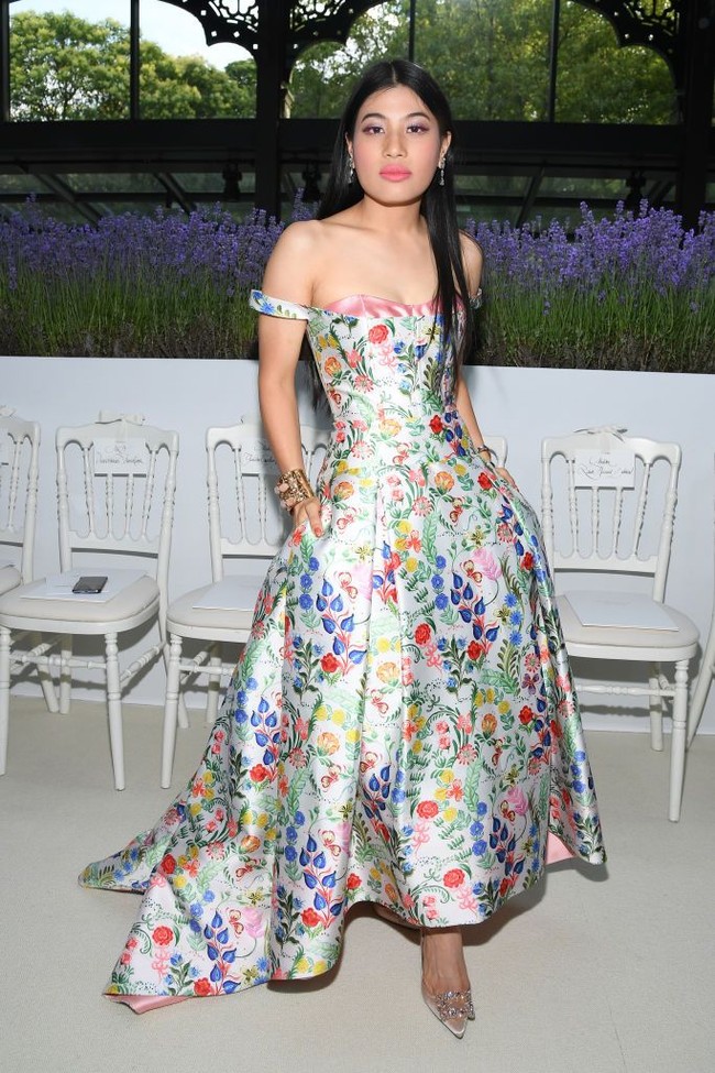 Gaun strapless bersiluet hour-glass yang dihiasi motif floral menemani penampilannya di fashion show Dior. (Foto: Getty Images)