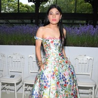 Gaun strapless bersiluet hour-glass yang dihiasi motif floral menemani penampilannya di fashion show Dior. (Foto: Getty Images)