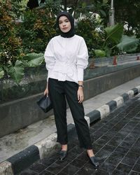 Blouse Lengan Balon Lagi Tren Ini Aturan Pakainya Agar Tak Tampak Gemuk Blouse Lengan Balon Lagi Tren Ini Aturan Pakainya Agar Tak Tampak Gemuk