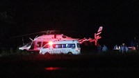Sebelumnya korban dibawa dengan helikopter. REUTERS/Athit Perawongmetha.