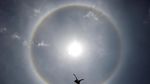Cantiknya Matahari Halo di Monumen Kemerdekaan Meksiko