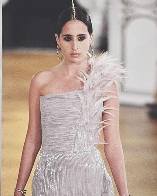 Taleedah Tamer adalah model berusia 17 tahun yang baru memulai kariernya di industri fashion. Beberapa waktu lalu ia berjalan untuk desainer Antonio Grimaldi di Paris Couture Week untuk pertama kalinya. Foto: Instagram @taleedah