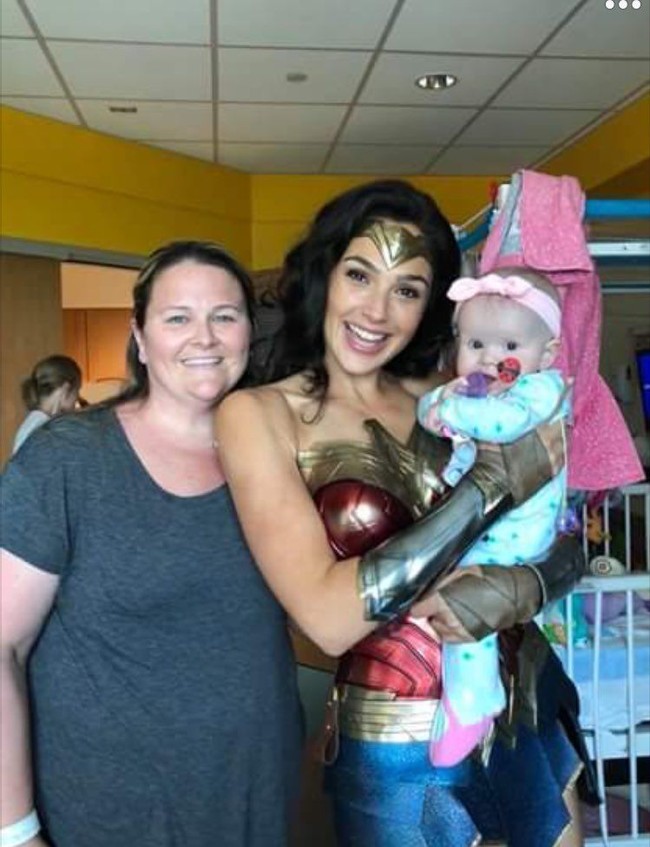 Momen Gal Gadot menggendong salah satu pasien dan menciumnya. So Sweet! (Foto: Twitter/@WonderWomanHQ)