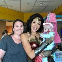 Momen Gal Gadot menggendong salah satu pasien dan menciumnya. So Sweet! (Foto: Twitter/@WonderWomanHQ)