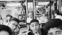 Meski terlahir dari keluarga Cendana, Darma ternyata suka nongkrong lho di warung kopi sederhana bersama teman-temannya. Foto: Instagram @darmamh - Istimewa