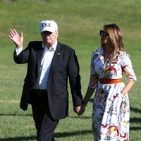 Mantan model asal Slovenia ini lalu menyempurnakan gayanya dengan sabuk oranye. (Foto: Getty Images)