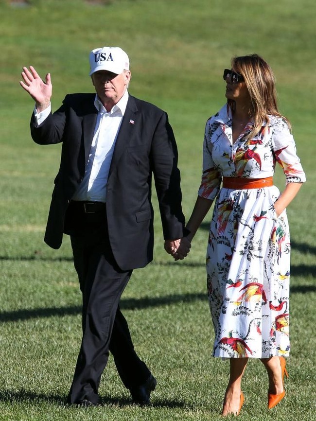 Mantan model asal Slovenia ini lalu menyempurnakan gayanya dengan sabuk oranye. (Foto: Getty Images)