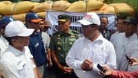 Pemberian bantuan ini merupakan wujud kepedulian Pupuk Indonesia guna meringankan beban petani di wilayah-wilayah yang terdampak puso. Dalam penyerahan bantuan itu hadir secara langsung Muhammad Yusri, GM PSO PT Pupuk Kaltim mendampingi Menteri Pertanian Amran Sulaiman. Foto: dok. Kementan
