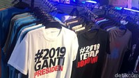 Kedua frase yang saling bertolak belakang tersebut ditemui berdampingan dalam rupa kaos dijual di sebuah kios.