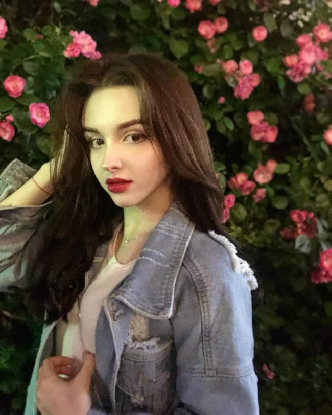 Karimova memulai chanel YouTubenya sejak April 2013 dan mengumpulkan banyak popularitas sejak dirinya mengcover berbagai lagu.Foto: Instagram @elina_4_22