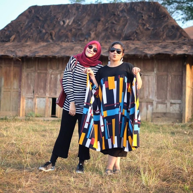 Istri Hanung Bramantyo ini sering memilih atasan berbahan kaos dipadukan celana yang nyaman untuk tampil cepat tapi juga modis. Biasanya ia memilih potongan kaos batwing atau loose dengan motif stripes yang kasual. Foto: Instagram/Zaskia Adya Mecca