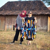 Istri Hanung Bramantyo ini sering memilih atasan berbahan kaos dipadukan celana yang nyaman untuk tampil cepat tapi juga modis. Biasanya ia memilih potongan kaos batwing atau loose dengan motif stripes yang kasual. Foto: Instagram/Zaskia Adya Mecca
