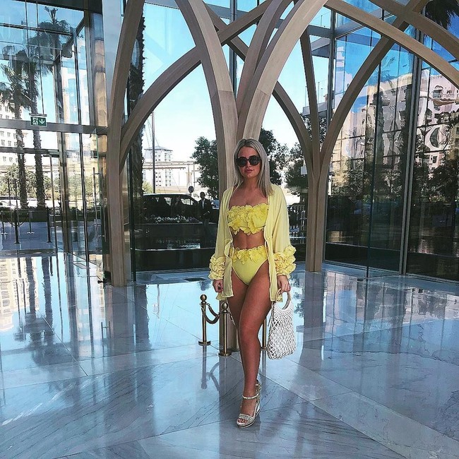 Pasangan tersebut pun tak ragu untuk menunjukkan kemesraan di akun Instagram masing-masing. Wanita 22 tahun itu sendiri sering datang ke berbagai acara fashion dengan gaya modis dan seksi. Foto: Instagram @megan_davison_