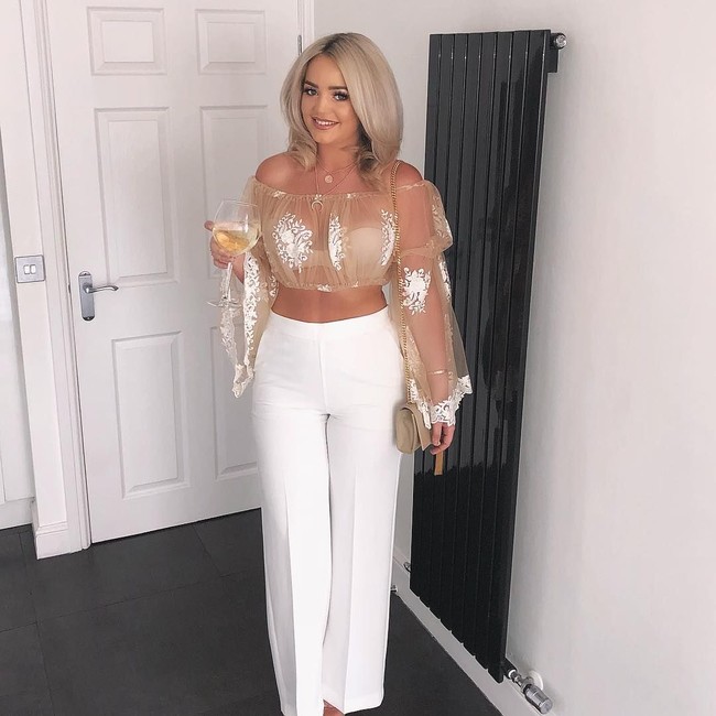 Megan Davison terbang dari Inggris ke Rusia untuk mendukung kekasihnya kiper Jordan Pickford. Megan dan Jordan sudah berpacaran sejak di bangku SMP. Foto: Instagram  @megan_davison_