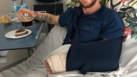 Duh sedih. Rakitic tengah mendapat perawatan medis karena menderita cedera pada lengannya. Tapi di rumah sakit, ia tetap memamerkan senyum saat hendak menyeruput segelas kopi dan snacknya. Foto: instagram @ivanrakitic