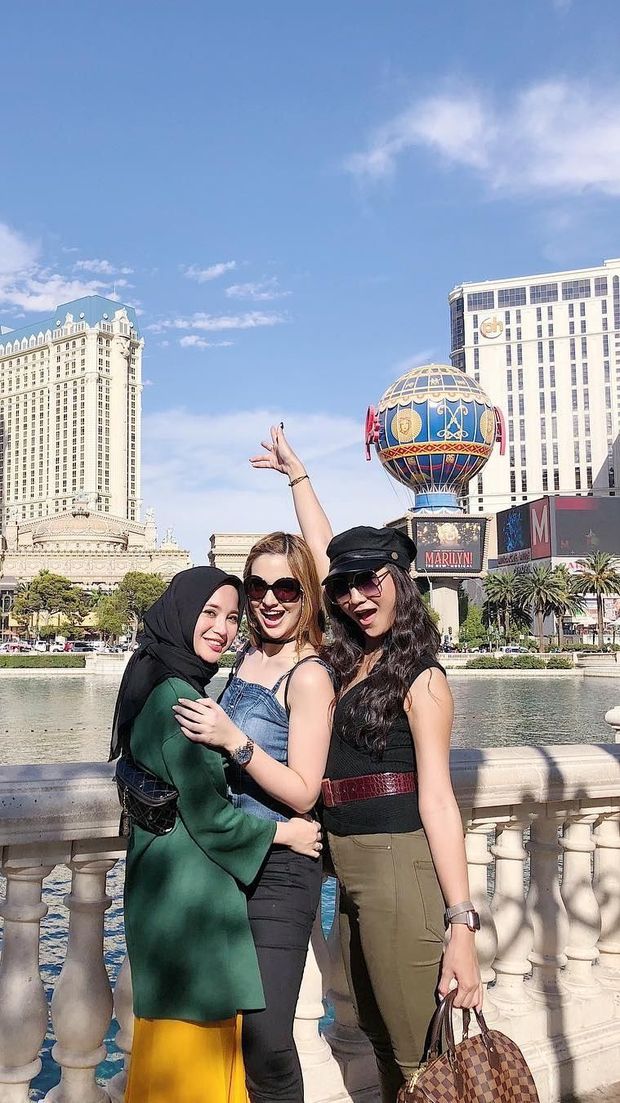 Berlibur Bareng Girls Squad ke Amrik, Ini Gaya Hijab Chacha Frederica