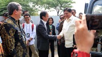 Airlangga disambut Presiden Direktur PT Lippo Cikarang Tbk Simon Subiyanto. Pool/KMW.