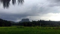 Di luar jendela, traveler bisa melihat Batu Batalegala, sebuah batu yang berbentuk seperti kitab Injil yang belum terbuka. Destinasi satu ini memang cukup unik. (Mihiri/lstimewa)