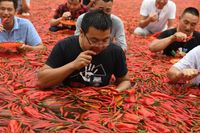 Huaah! Pria Ini Bisa Lahap 50 Cabe dalam Waktu 68 Detik