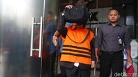 Saat ditanya awak media, Helmiati malah menutup wajahnya dengan tas warna hitam.