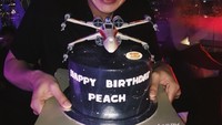 Aktor sekaligus penyanyi asal Thailand ini mendapat kue ulang tahun berwarna hitam. Dengan senyumnya yang manis, wah jadi ingin cicip kuenya ya. Foto: Instagram @peach_pachara