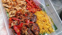 Dipadukan dengan nasi dan aneka lauk, paru balado @segoramesdarjo kelihatan mantap! Apalagi ada pendamping daging suwir dan telur pindang. Foto: Instagram